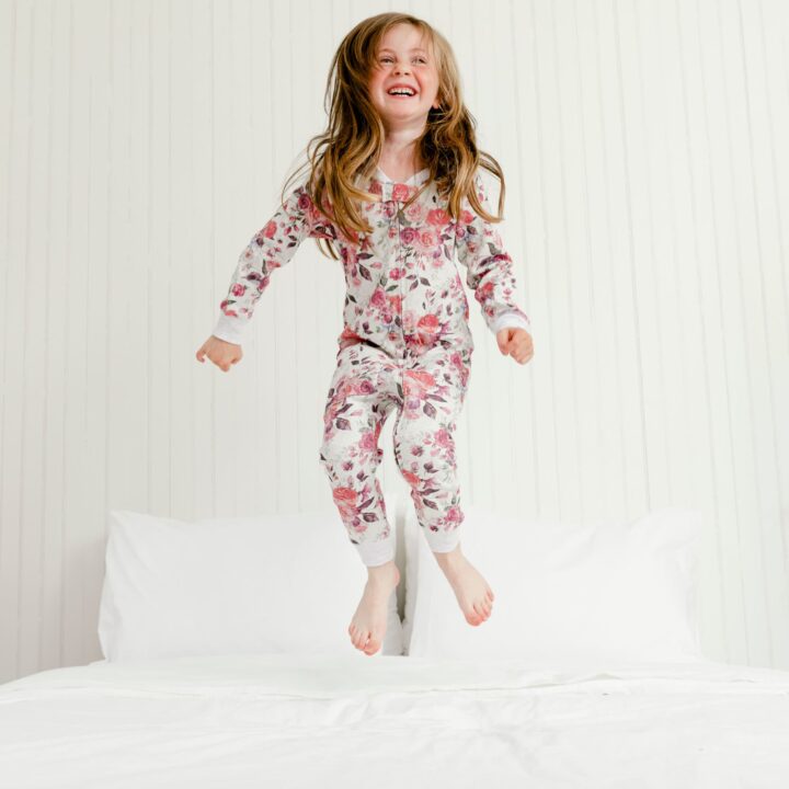 DEUX PAR DEUX - Ensemble pyjama une pièce en coton biologique avec imprimé de roses – Image 3