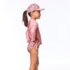 DEUX PAR DEUX - Maillot de bain deux pièces Rashguard manches longues rayé et culotte à imprimé flamants roses – Image 3