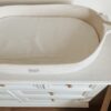 MUST BE BABY - Panier à langer en coton meringue ( matelas inclus ) – Image 2