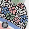 DEUX PAR DEUX - Bonnet en tricot fleurs rétro bleu, rose et blanc – Image 3