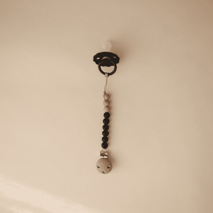 Mushie - Attache-Suce en Silicone Eva, Noir – Image 3